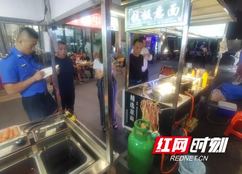双河社区加强进出夜市街的摊贩严管严控