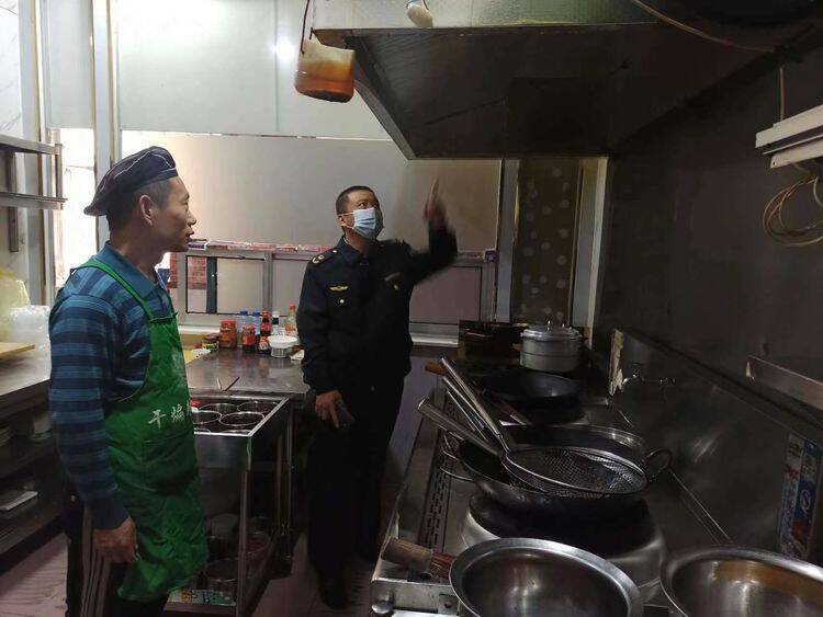 平阴县市场监督管理局开展餐饮单位油烟治理工作