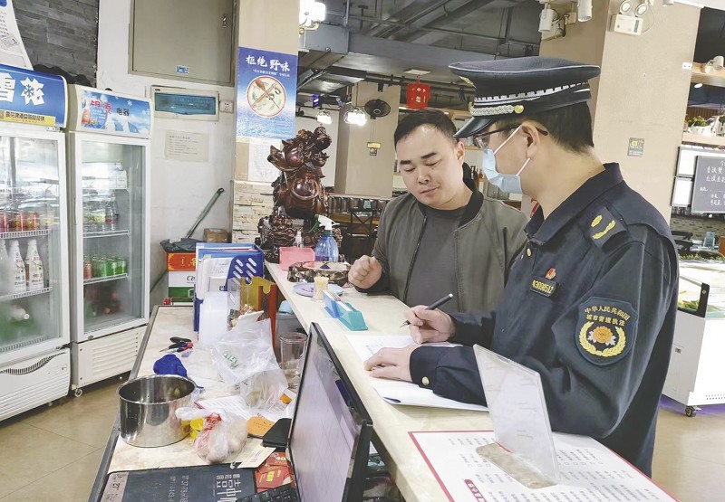 益阳市城市管理和综合执法局直属五大队开展餐饮油烟专项整治行动