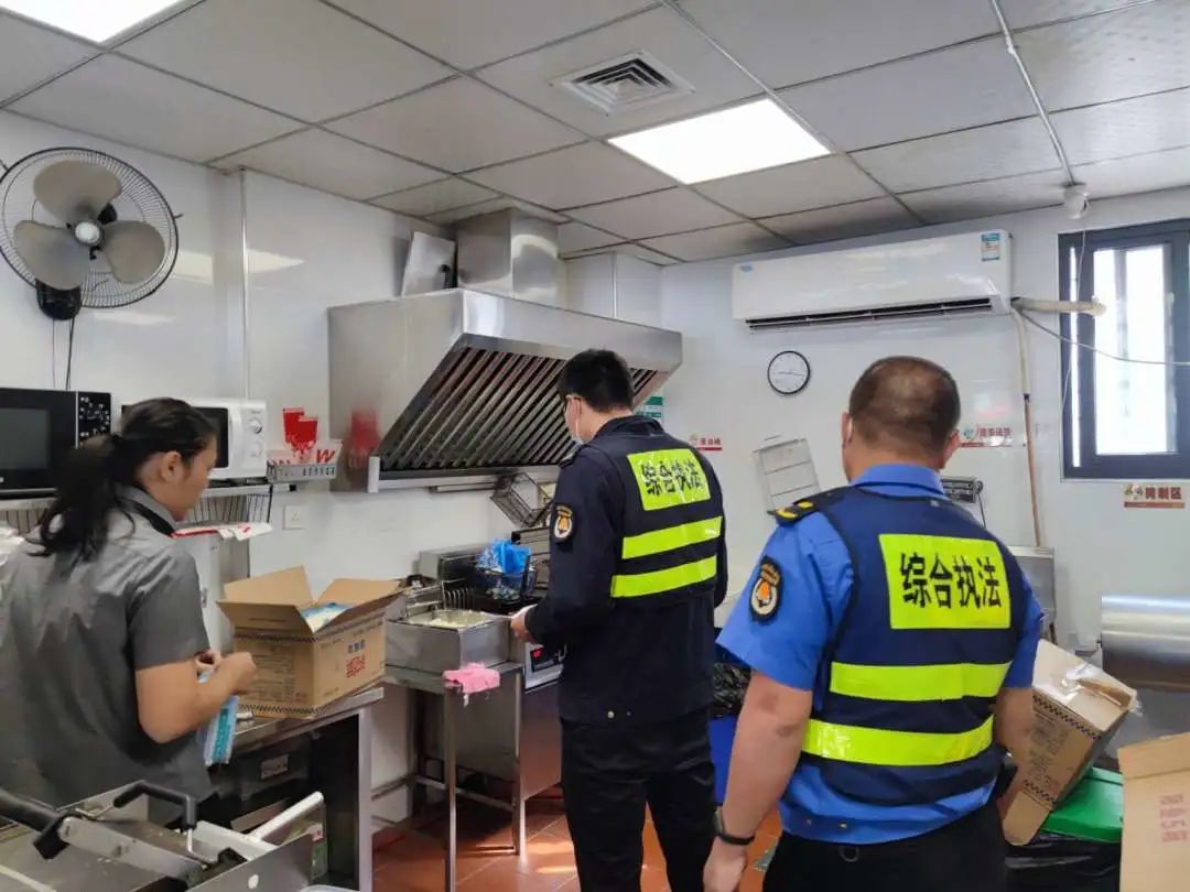 浮桥街道开展餐饮油烟污染整治行动