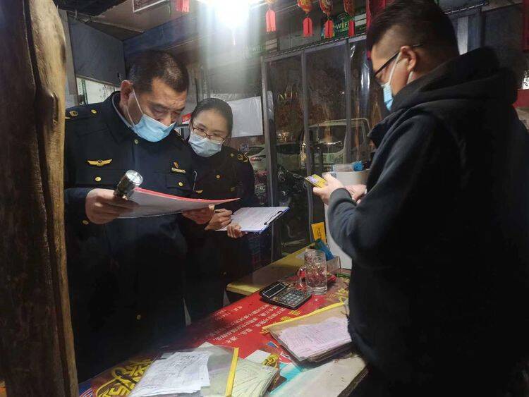 平阴县市场监管局开展餐饮油烟治理全覆盖、夜间拉网式专项检查
