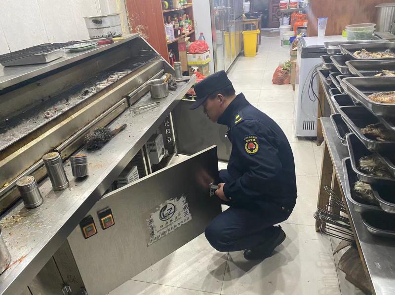 和县城管局开展餐饮油烟、露天烧烤专项整治行动