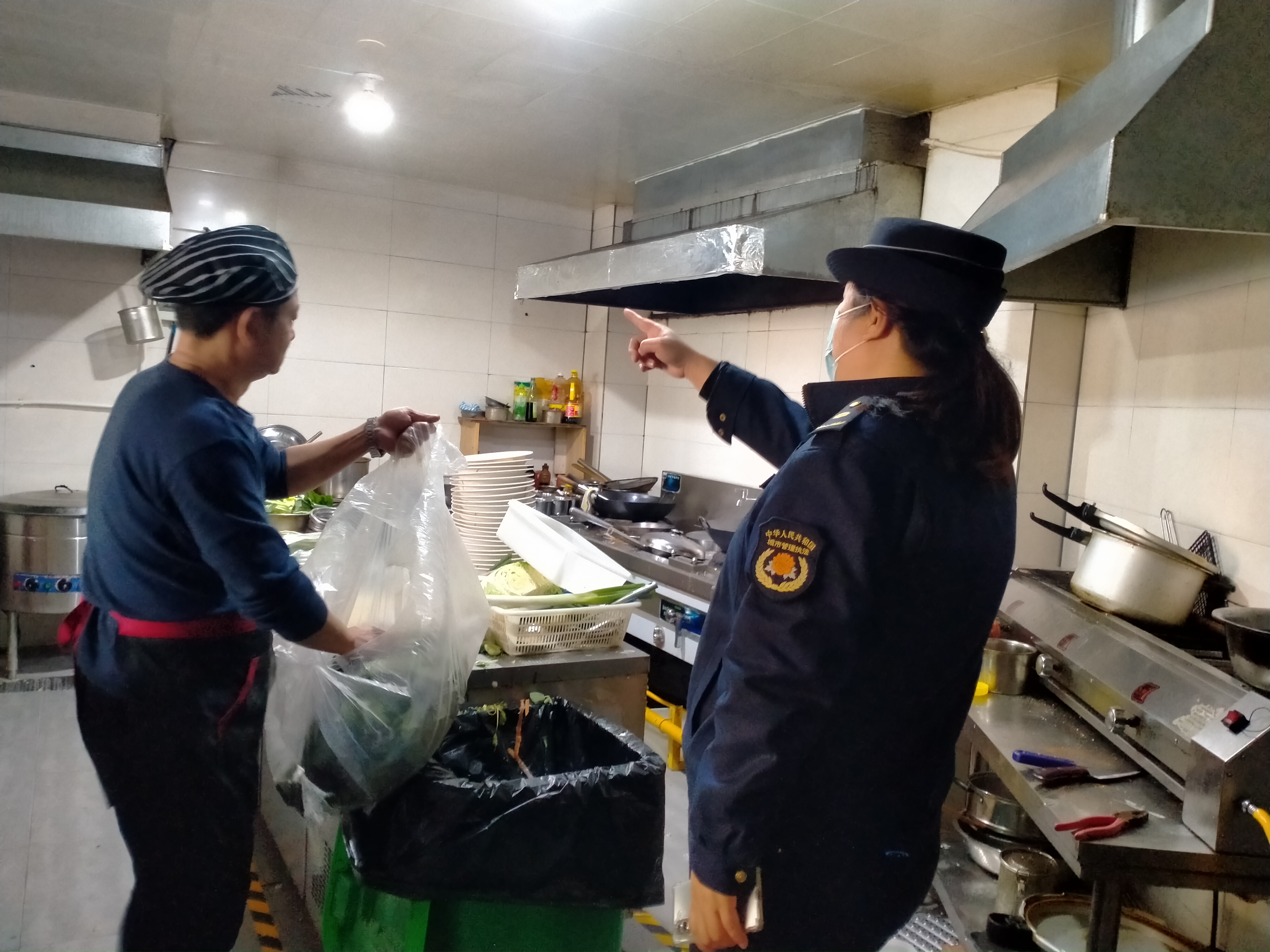 白璧镇综合行政执法中队开展餐饮油烟专项整治行动