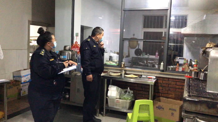 高仓中队开展烧烤店占道经营整治行动