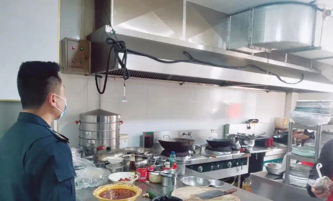 寒亭区综合行政执法局开展餐饮油烟污染防治排查整治行动