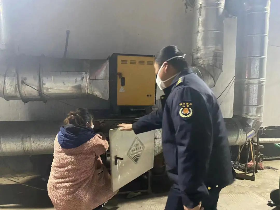 义堂城管中队三举措开展餐饮油烟治理工作