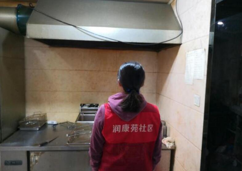 润康苑社区加大对辖区内餐饮店的油烟整治力度