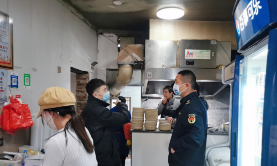 资溪县城管局城管大队开展餐饮油烟治理专项行动