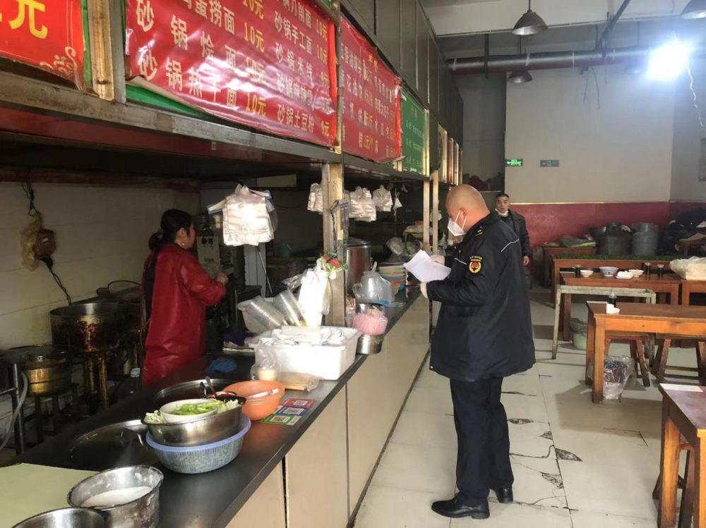 沟赵办事处城管科开展餐饮油烟专项整治行动