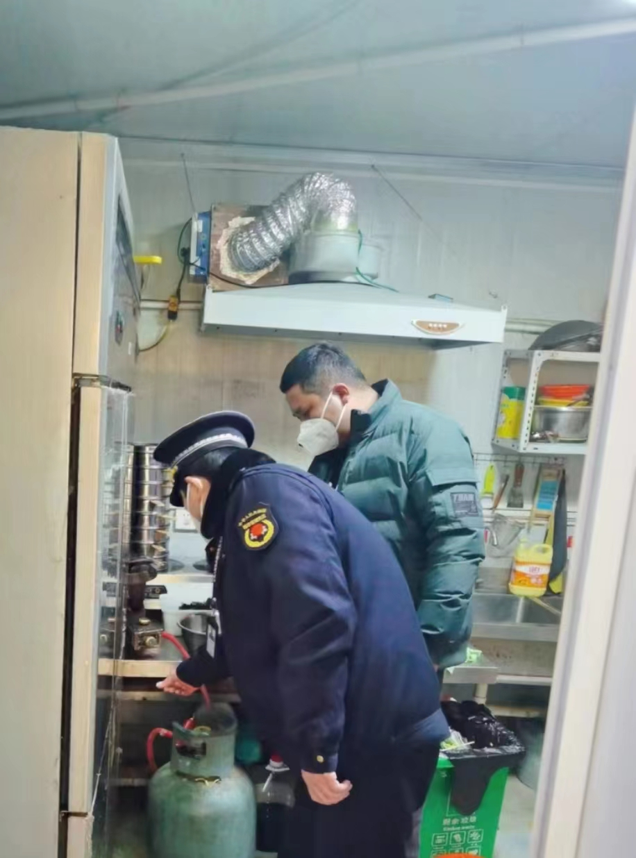 文化路执法中队加强辖区餐饮油烟排放日常检查和集中治理