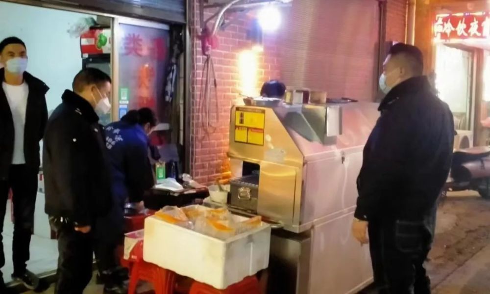 西湖城管局推进餐饮油烟整治工作。