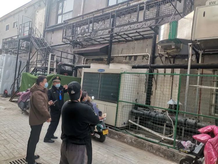 金耀街道城管办联合蓝天社区开展辖区门店油烟排查