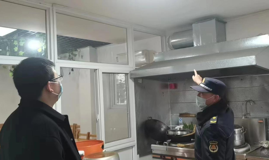 剑阁县综合行政执法大队执法一中队开展餐饮油烟专项整治活动