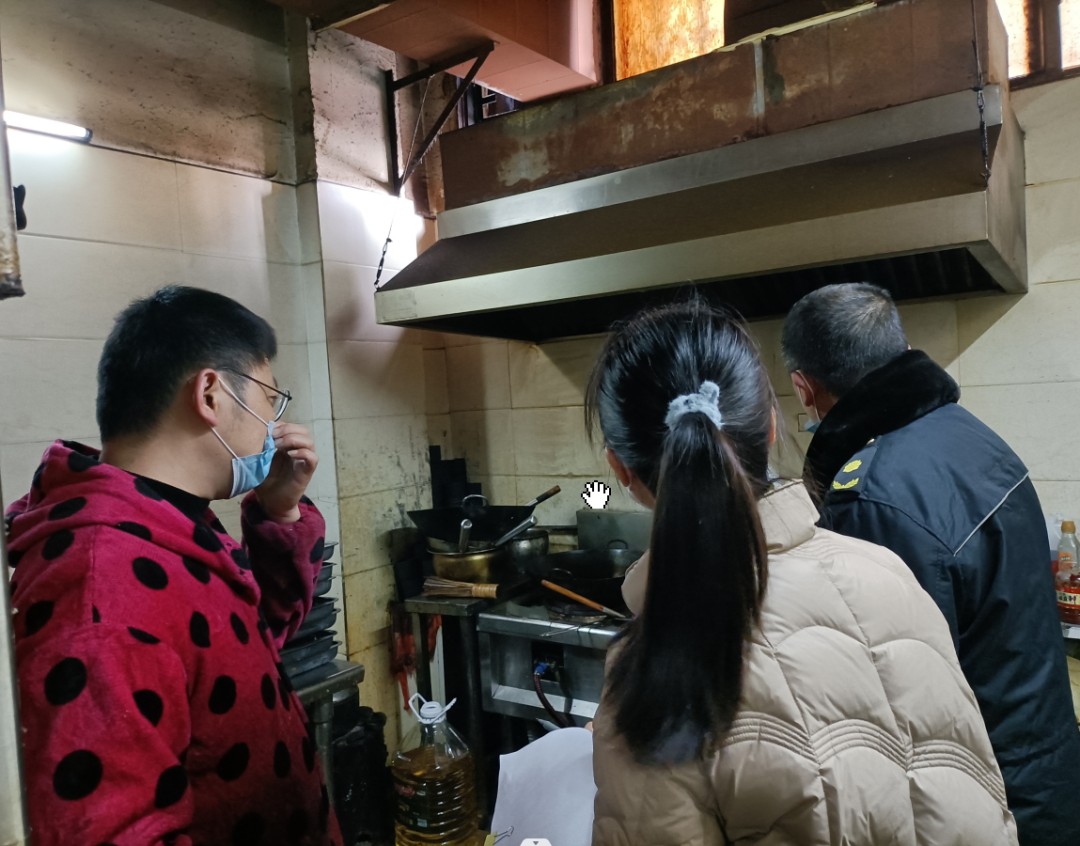镜园社区开展餐饮业油烟污染排查整治行动