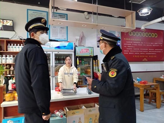 北林路执法中队加大餐饮油烟污染执法检查