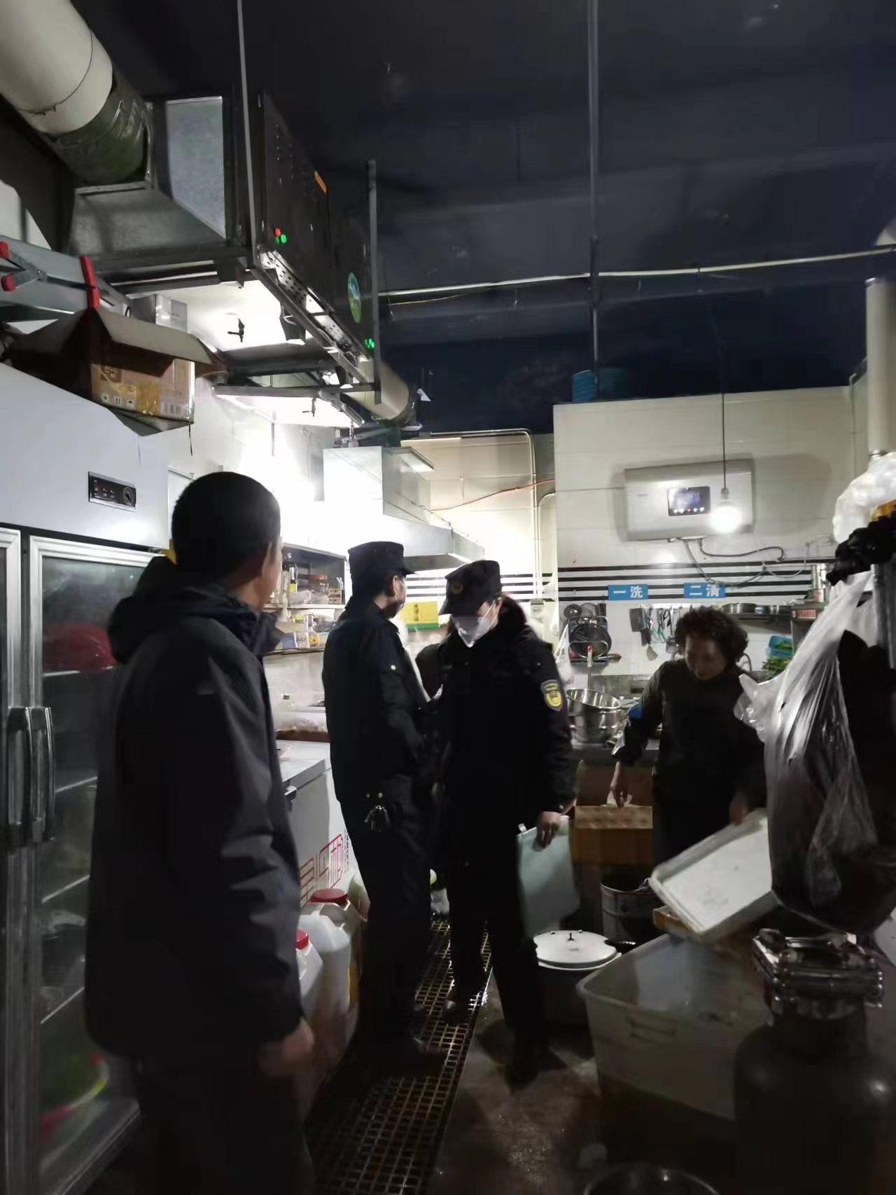 南溪区综合行政执法局开展2023年第一次餐饮油烟专项整治行动