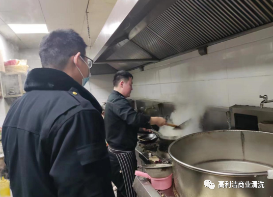 枫杨办事处开展餐饮油烟专项排查整治行动
