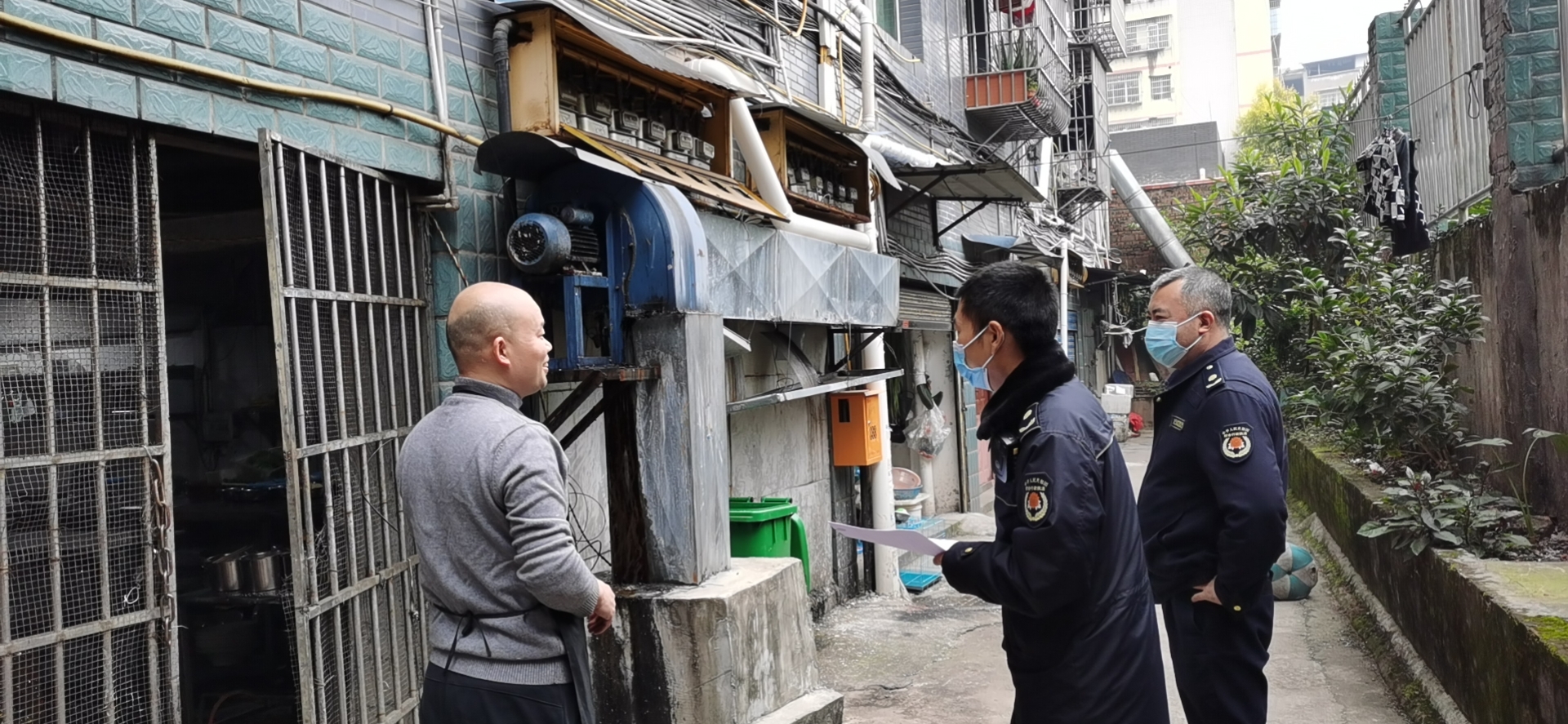 前锋区综合执法局开展餐饮油烟专项整治行动