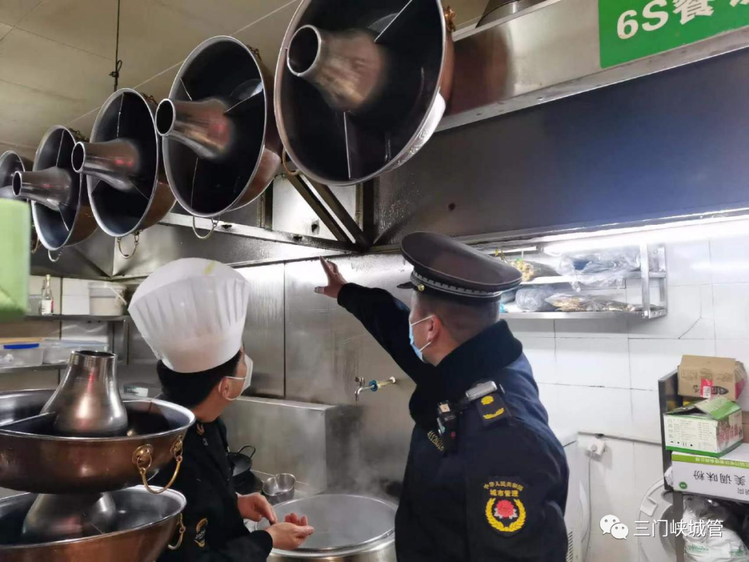 三门峡城管第三执法支队开展餐饮油烟污染整治行动