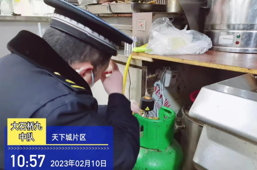 大石桥街道办事处开展餐饮油烟防治专项治理