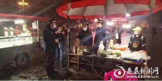 娄底市城管支队城东大队开展露天烧烤整治