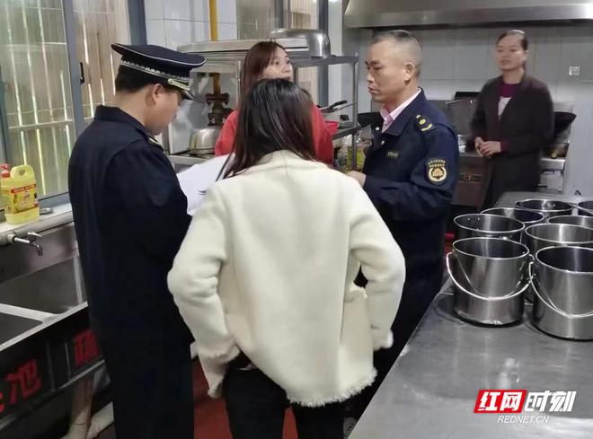 紫凤社区开展辖区单位油烟净化器的清洗情况和台账记录情况检查