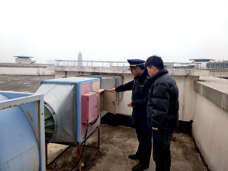 泾河新城综合行政执法支队开展餐饮油烟专项整治工作