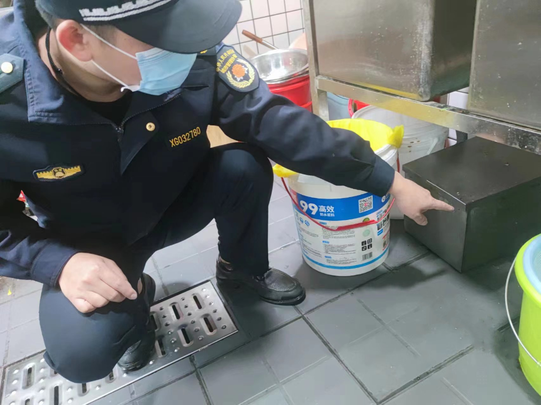 漳州国家高新区行政执法局开展辖区油烟排放突击检查行动