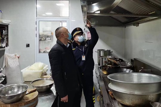 北林路执法中队三举措开展餐饮油烟污染整治