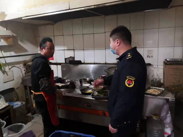 漯河市源汇城管多措并举开展餐饮油烟治理工作