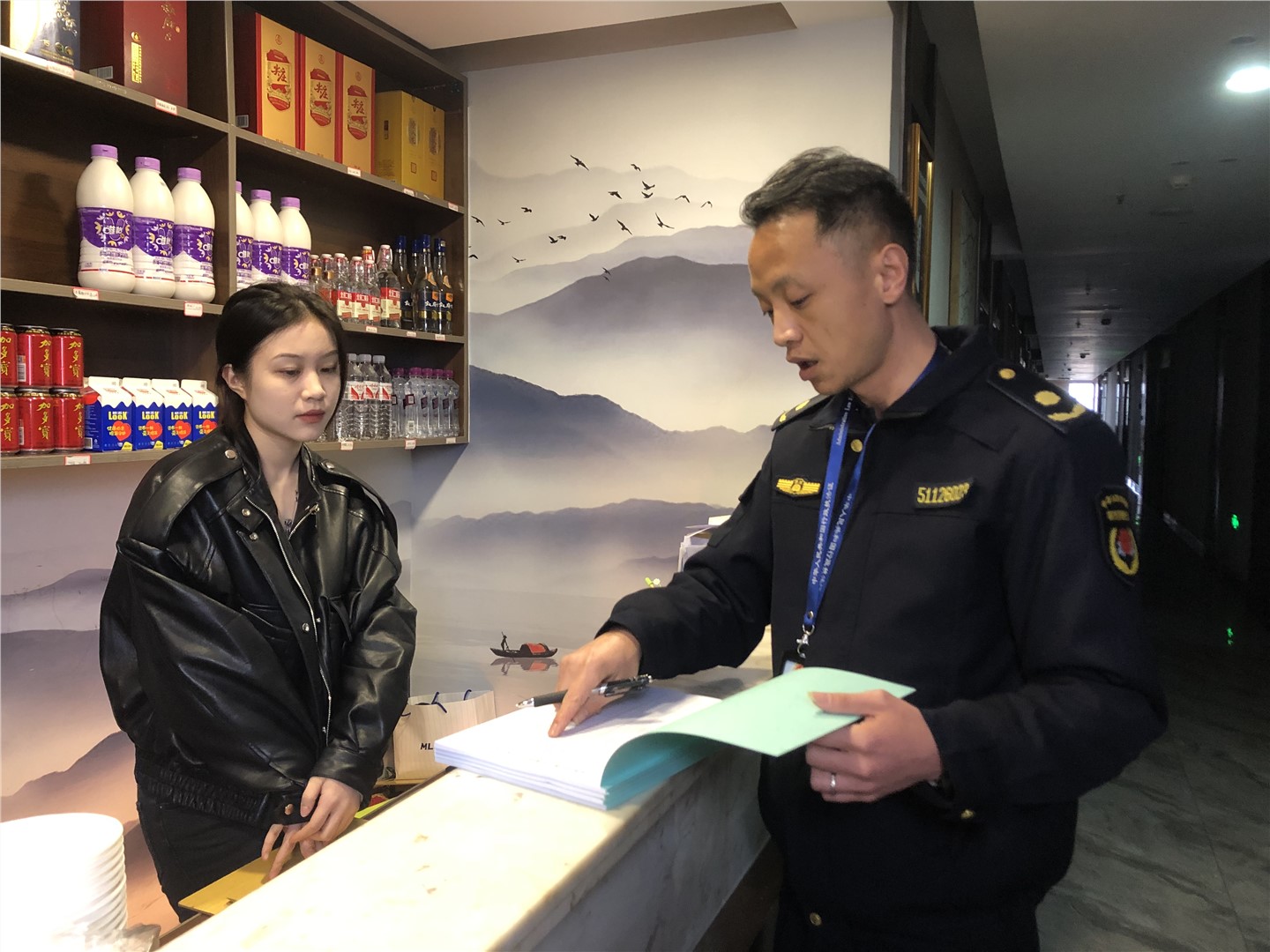 筠连县综合执法局开展县城区餐饮油烟专项整治行动