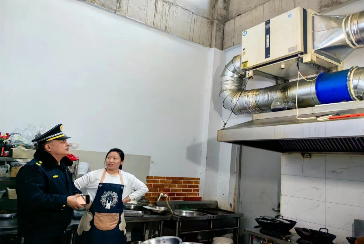 河东区综合行政执法局执法大队城区二中队开展辖区油烟集中治理