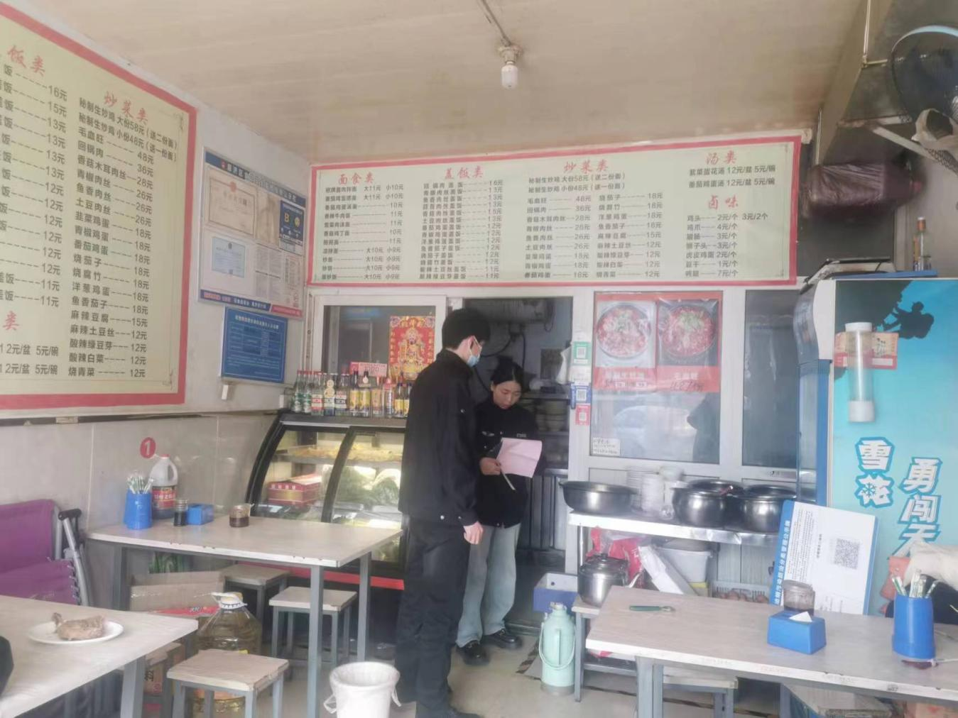 大河路执法中队强化餐饮服务单位油烟污染防治工作