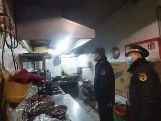 滕州直属中队开展城区餐饮油烟专项整治行动
