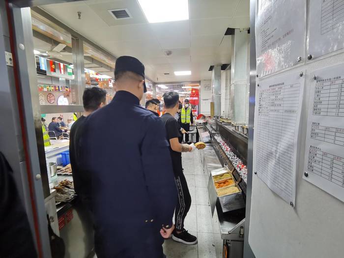 济南市市中区多部门联合开展综合整治夜查