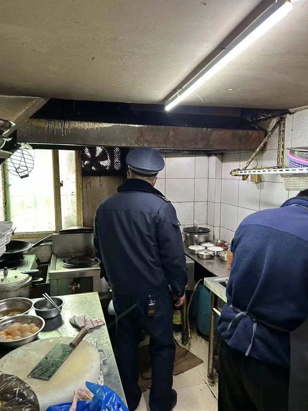 火车站综管办开展辖区内餐饮门店专项整治行动