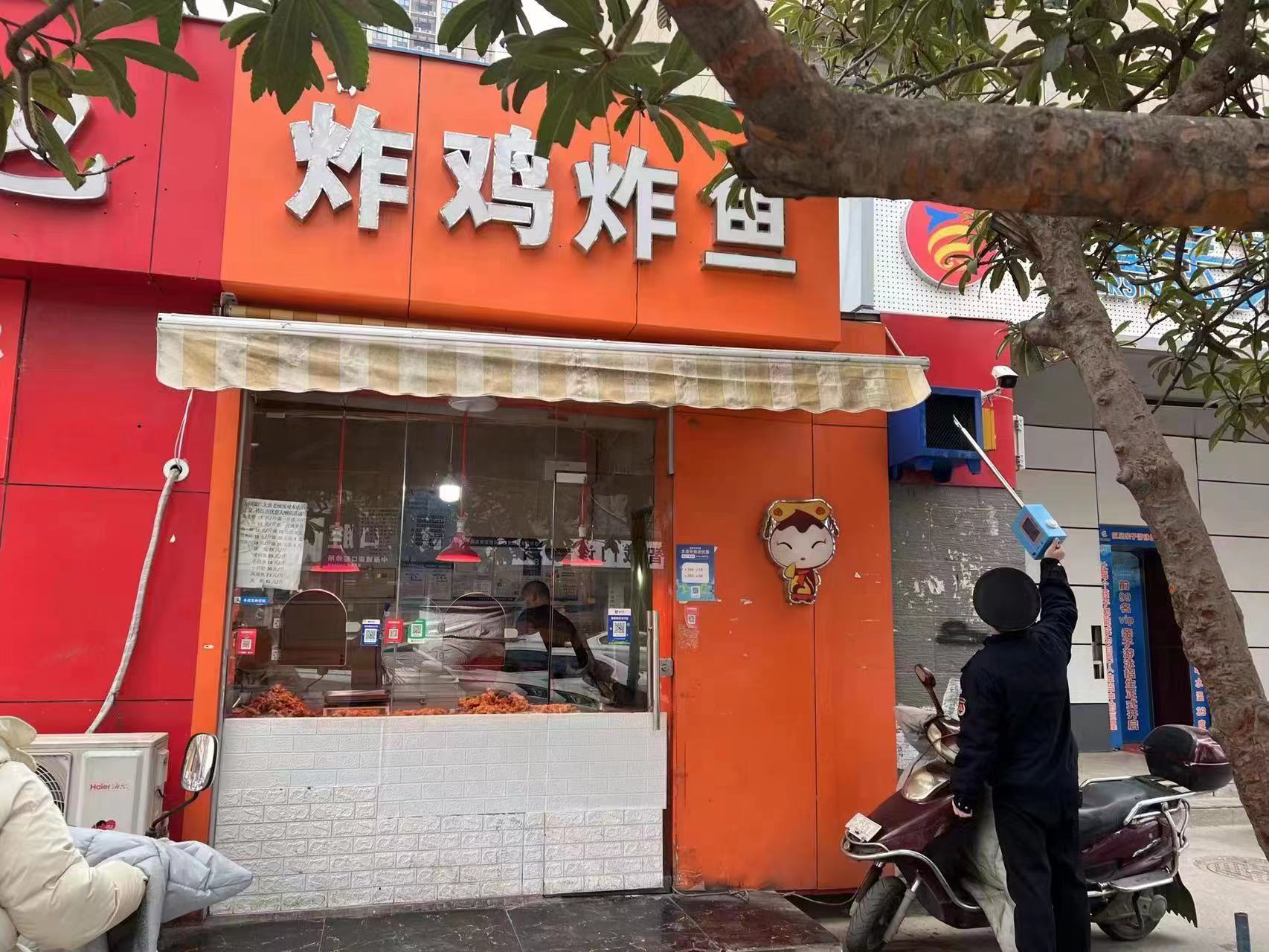 桐柏路街道办事处执法中队开展餐饮油烟整治专项行动
