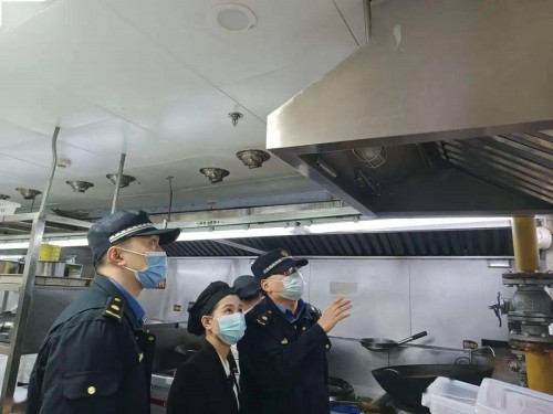 大宁路街道综合行政执法队开展餐饮油烟污染专项检查和普法活动