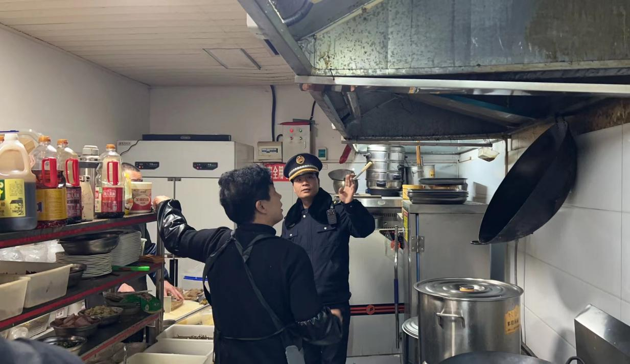 花园口执法中队开展辖区内餐饮门店油烟情况专项督导检查