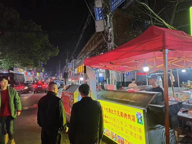 捞刀河街道开展餐饮油烟夜间巡查整治行动