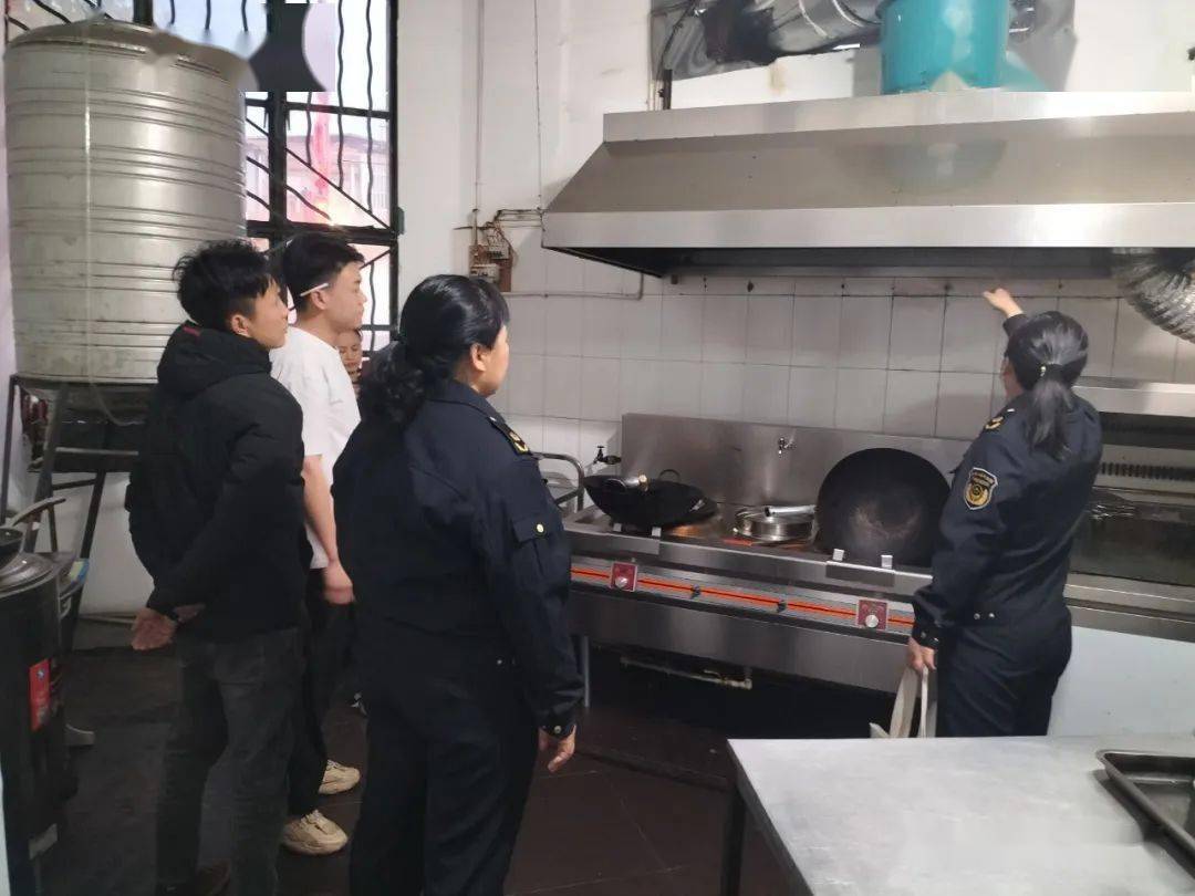 遮岛镇多部门联合开展餐饮油烟专项排查整治行动