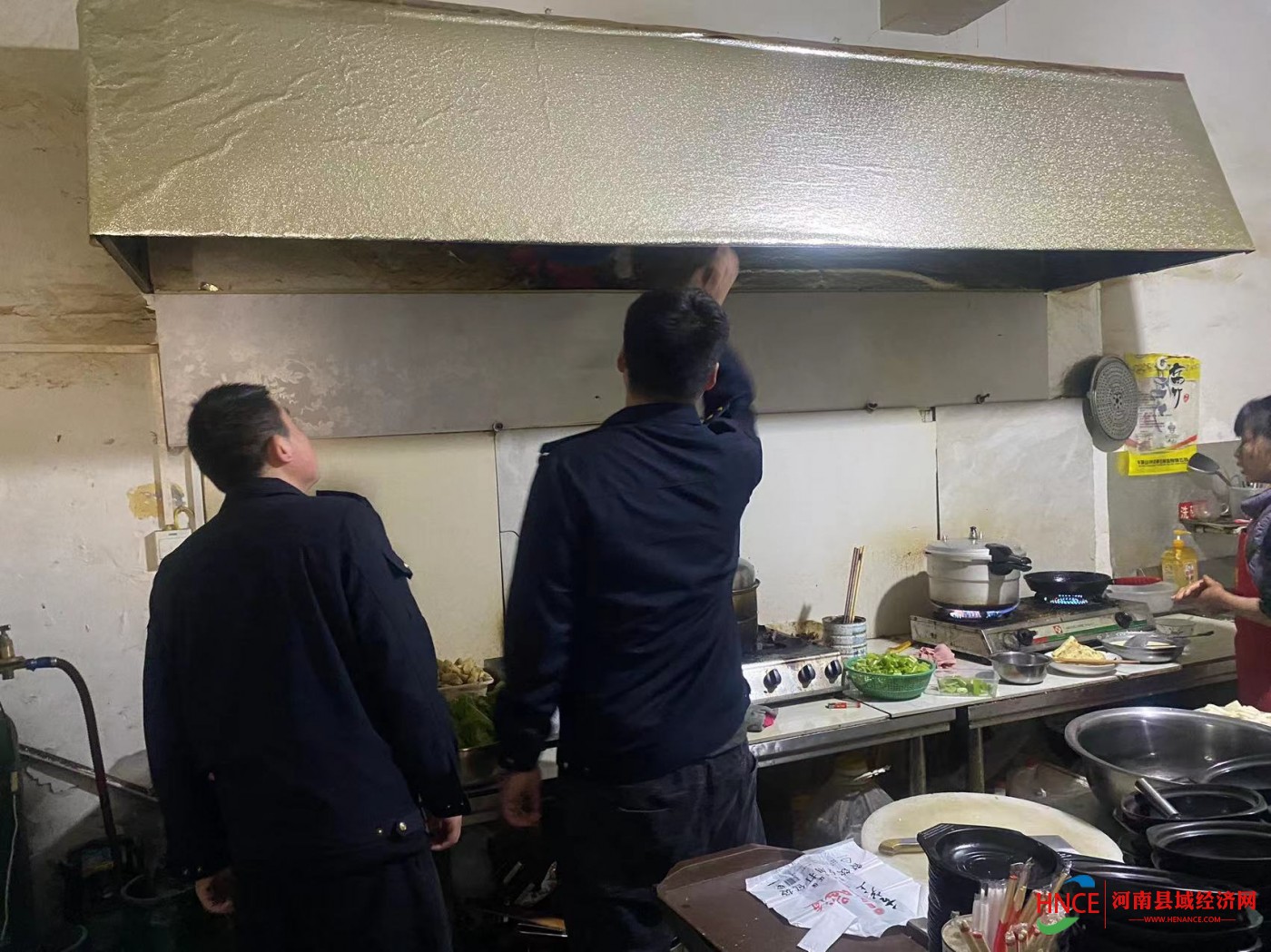 祥云办事处三举措开展餐饮油烟专项整治行动