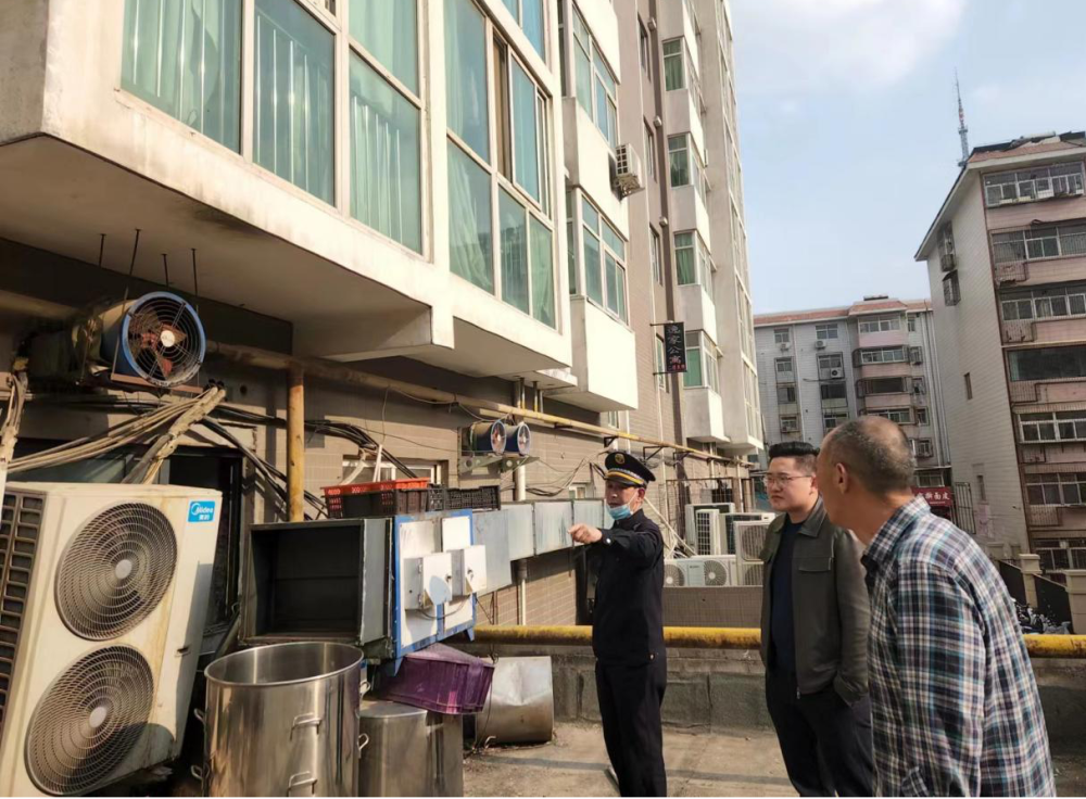 大石桥街道办事处开展辖区内餐饮业油烟污染问题执法检查
