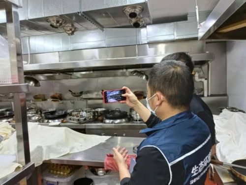西区街道开展辖区内餐饮场所常态化检查