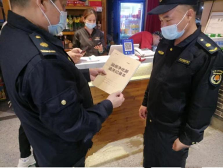 书院城市管理综合执法中队开展辖区餐饮门店油烟净化情况巡查整治