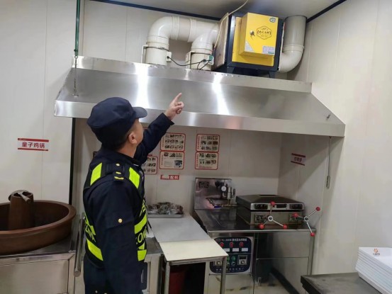 仇楼镇执法中队开展油烟净化器安装和清洗情况专项检查