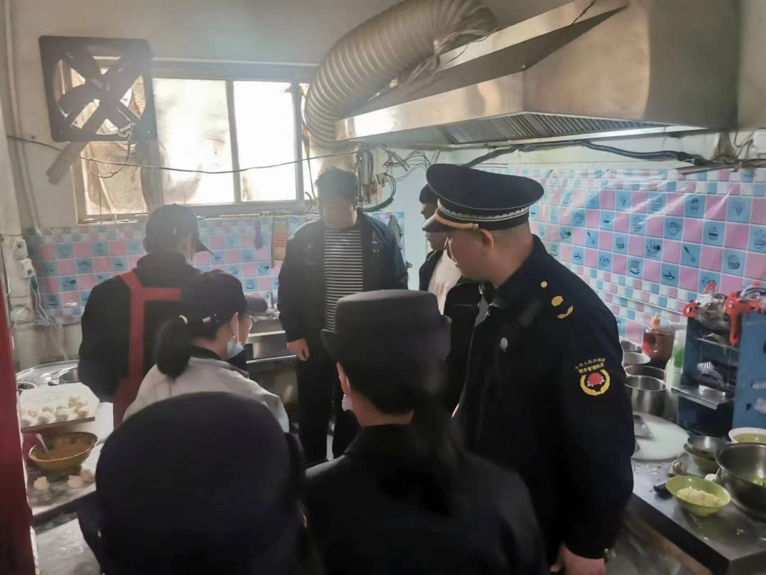郑东新区圃田乡多部门联合开展油烟污染排查整治行动