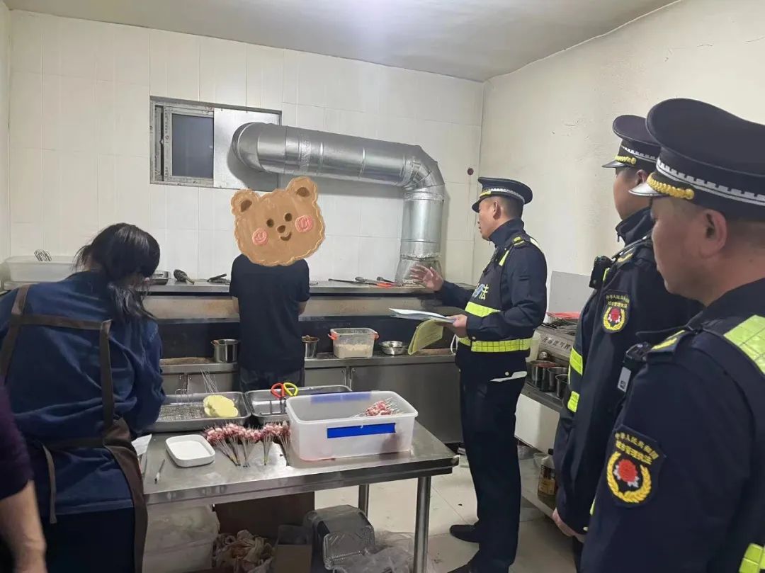 城区中队三举措推进餐饮油烟专项排查整治工作