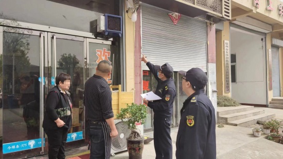 东沙河执法中队开展餐饮油烟专项整治行动