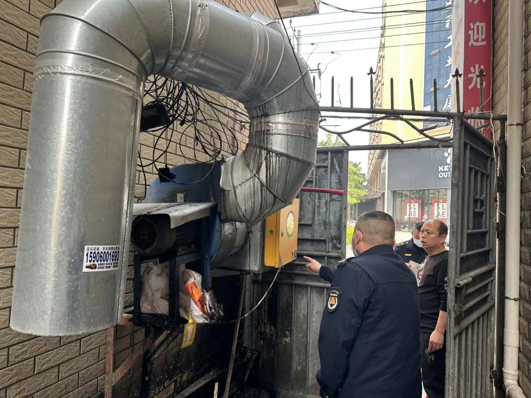 新塘街道综合执法队开展餐饮油烟治理行动